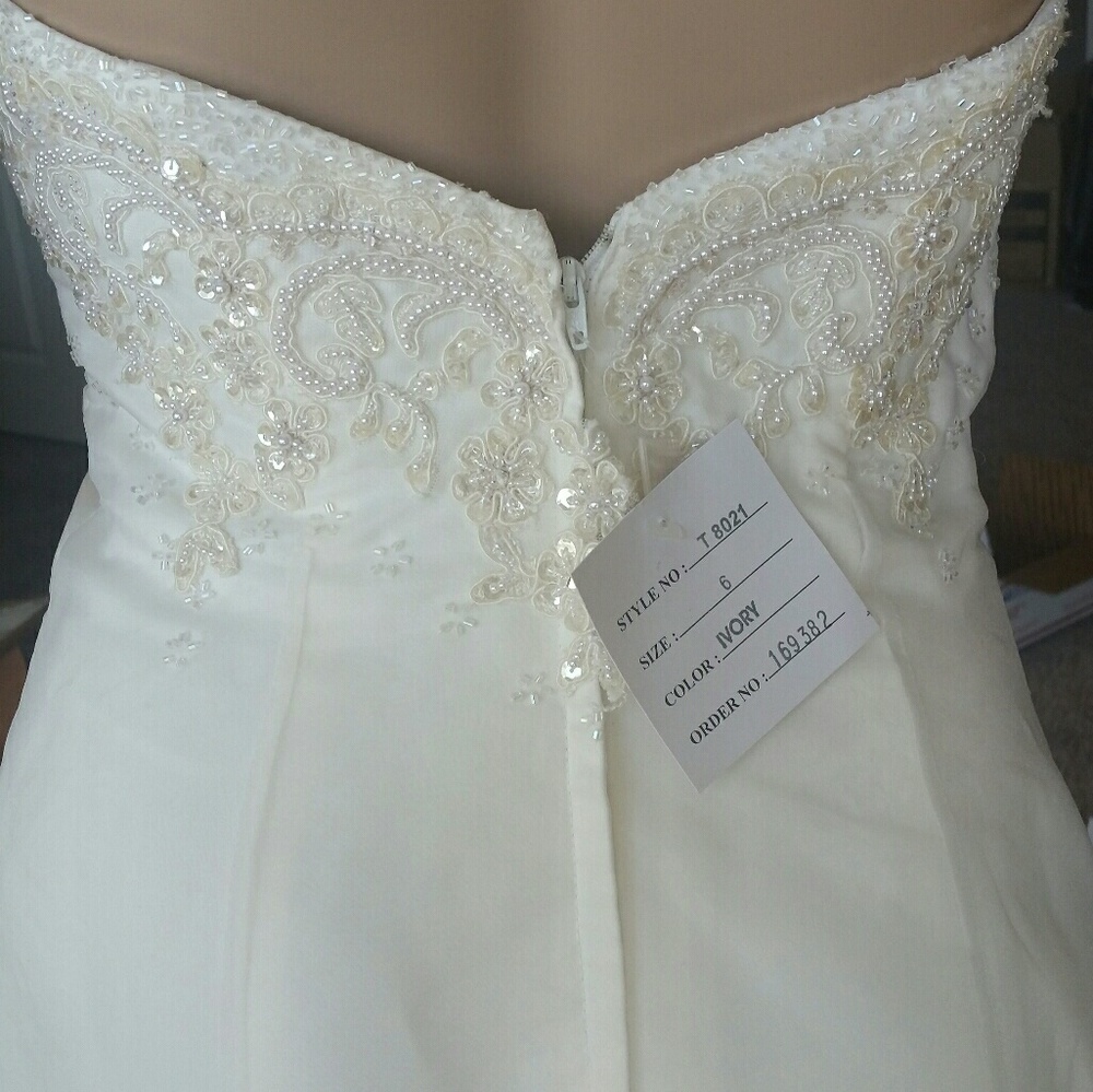 Wedding gown ivory size 6 with tiara NWT - Picture 6 of 8
